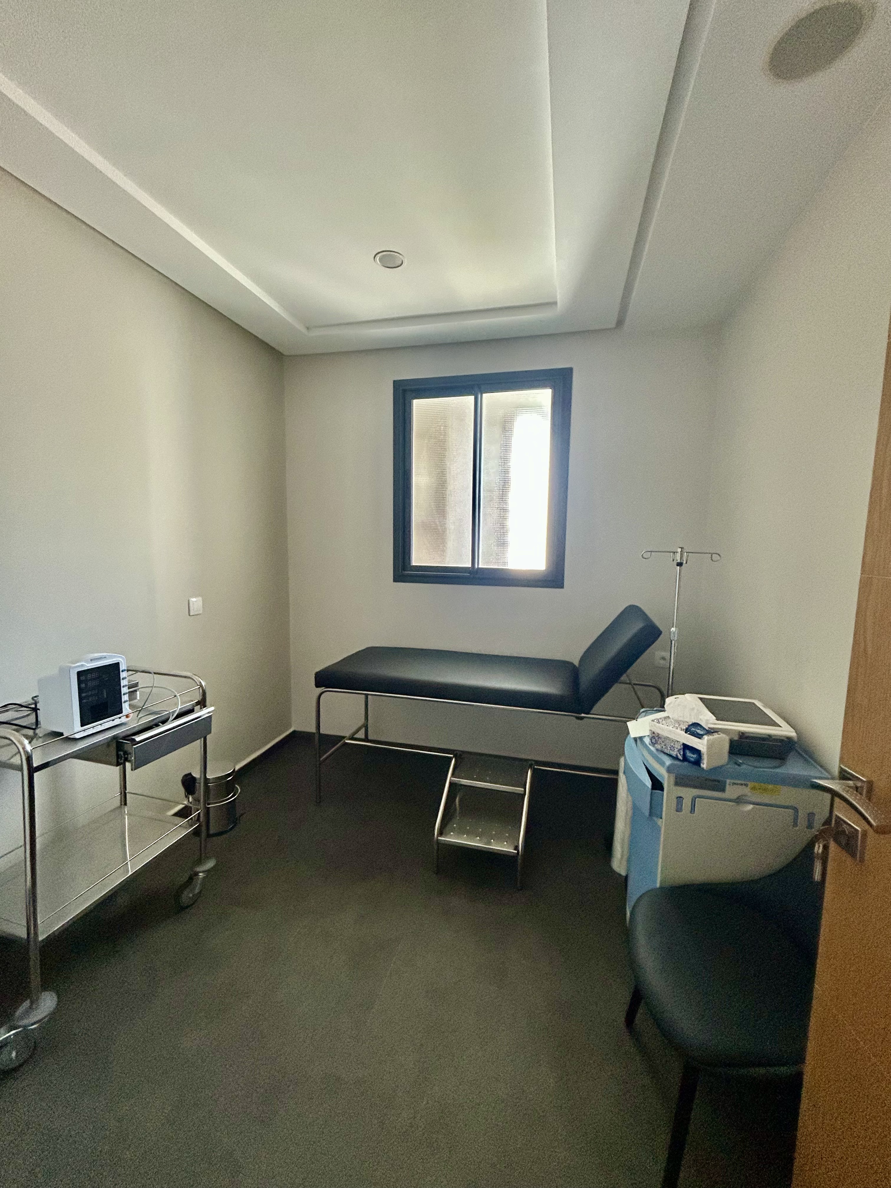 Salle d'examen gynécologique Dr Halim Témara
